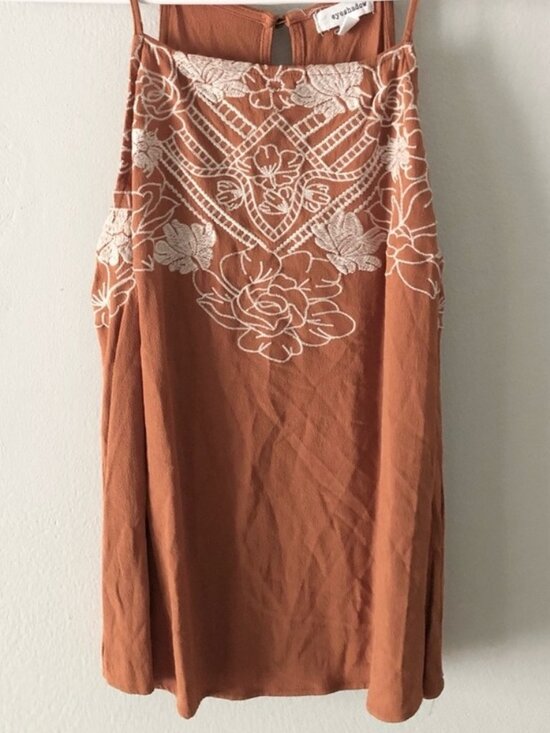 Tops - Eyeshadow Embroidered Tank Top
